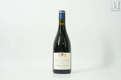 une bouteille de vin posée sur une table