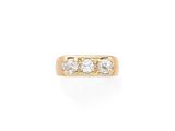 une bague à trois pierres en diamant