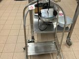 un chariot en métal sur lequel est posé un saladier, dans une cuisine