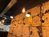 un mur auquel sont suspendues de nombreuses lumières