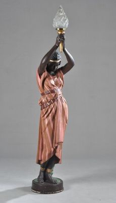 une image représentant une statue de femme tenant un vase