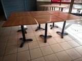 deux tables et un banc dans un restaurant