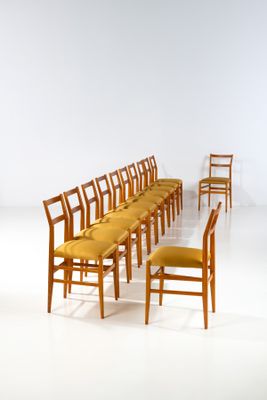 beaucoup de chaises alignées en rang