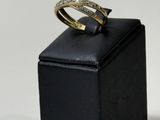 une petite boîte noire surmontée d'un anneau