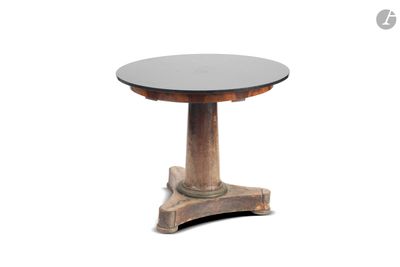 une petite table avec un plateau en verre sur fond blanc