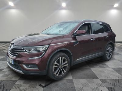 un SUV de couleur bordeaux garé sur un sol en damier dans un garage