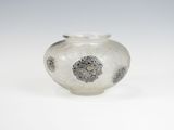un vase en verre orné d'un motif en noir et blanc