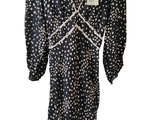 une photo d'une robe à pois noirs et blancs suspendue à un cintre