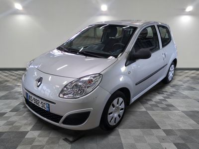 la photo d'une petite voiture argentée garée dans un garage