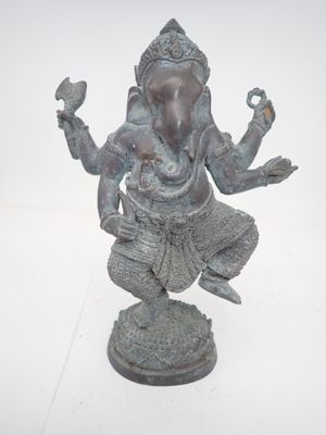 une statue d'éléphant assis sur une table