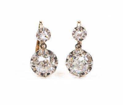une image d'une paire de boucles d'oreilles en diamant sur fond blanc