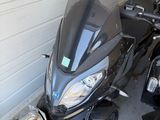 deux motos garées l'une à côté de l'autre dans un garage