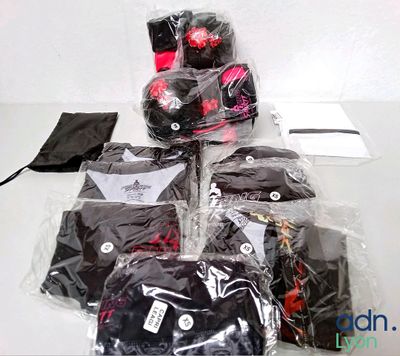 de nombreux sacs de vêtements posés sur une table blanche