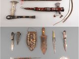 Plusieurs types d'armes sont exposés sur une table