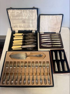 beaucoup d'argenterie dans un coffret sur une table