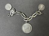 une image représentant un bracelet à chaîne en argent orné d'une pièce de monnaie