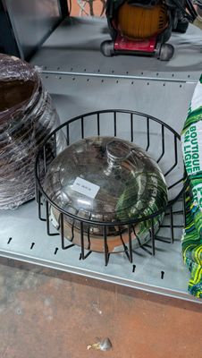 de nombreuses assiettes et bols sur l'étagère du magasin