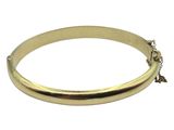 bracelet rigide plaqué or avec une chaîne, sur fond blanc