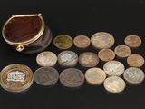 une bourse remplie de pièces et un porte-monnaie posés sur une table