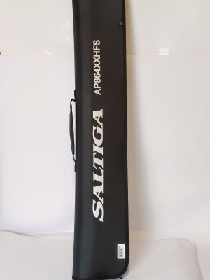 une photo d'un sac de snowboard posé sur un lit