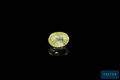 un diamant jaune sur une surface noire