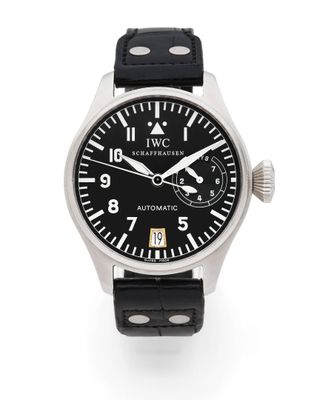 gros plan d'une montre-bracelet sur fond blanc