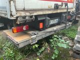 un camion garé sur le côté de la route