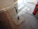 une table en verre sur laquelle se trouve un extincteur