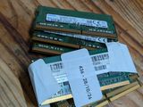 trois modules de mémoire sont empilés les uns sur les autres sur une table en bois