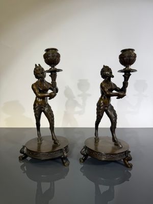paire de figurines en bronze représentant un homme et une femme tenant des bougies