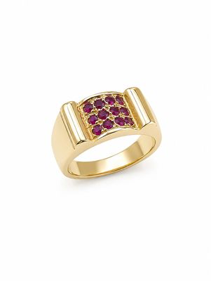 un gros plan d'une bague en or sertie de rubis