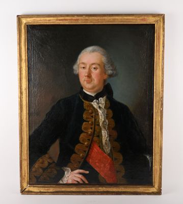 portrait d'un homme vêtu d'un manteau noir et d'une écharpe rouge