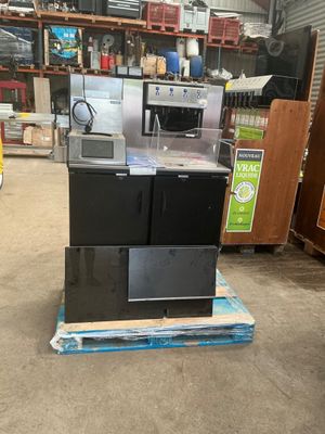 une pile d'appareils électroménagers posée sur une palette dans un entrepôt
