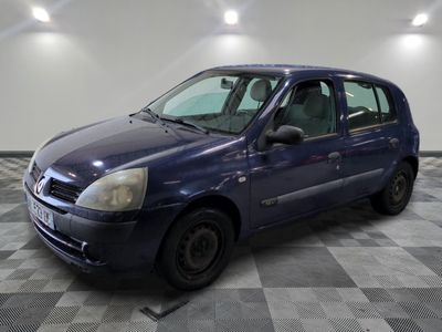 la photo d'une petite voiture bleue garée dans un garage