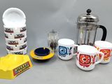 de nombreux types différents de tasses à café et à thé sur la table