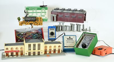 de nombreux types de trains miniatures sur la table