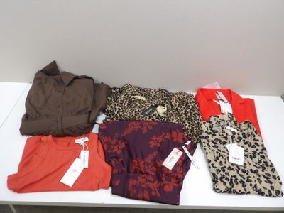 beaucoup de vêtements posés sur une table blanche
