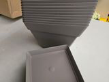 une pile de cartons posée sur une table à côté d'un carton