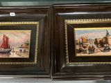 deux tableaux encadrés représentant des bateaux, exposés dans une vitrine