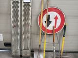 deux pelles et un panneau à côté d'une porte de garage