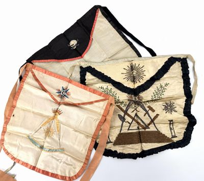 deux sacs ornés de motifs brodés, posés l'un à côté de l'autre