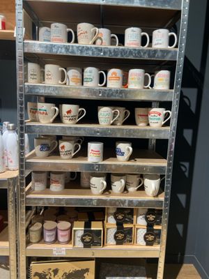 de nombreuses tasses et mugs sur les étagères du magasin