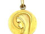 Gros plan sur une médaille d'or portant le visage d'une femme