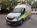 une camionnette blanche garée dans un parking