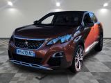 vue de face d'un SUV marron garé dans une pièce