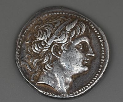 gros plan d'une pièce de monnaie sur laquelle figure une tête de femme