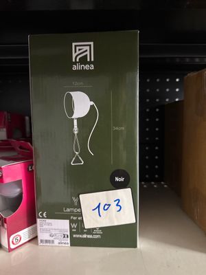 une boîte munie d'une lampe, posée sur une étagère