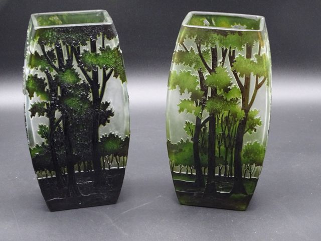 Paire de vases en verre doublé à décor dégagé à l’acide d’arbres ...