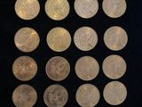 gros plan d'un paquet de pièces d'or sur une surface noire