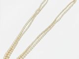 gros plan d'un collier de perles sur fond blanc